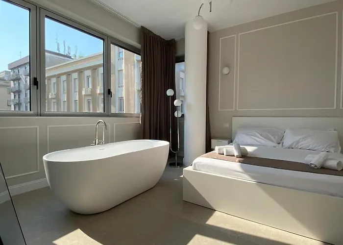 Rosa Bianca - Center 招待所 3*